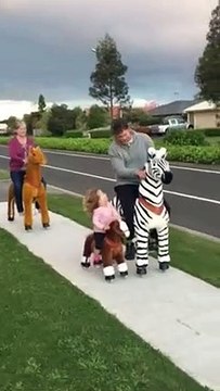 Petite balade à cheval en famille quand tu n'as pas d'argent pour acheter de vrais chevaux