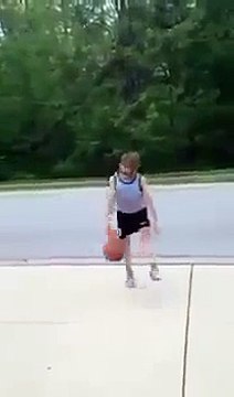 Cet ado fait tomber une fille à vélo en lui balançant son ballon de basket dans les roues... Enfoiré