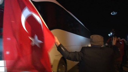 ÖSO askerleri Türk bayraklarıyla sınıra uğurlandı