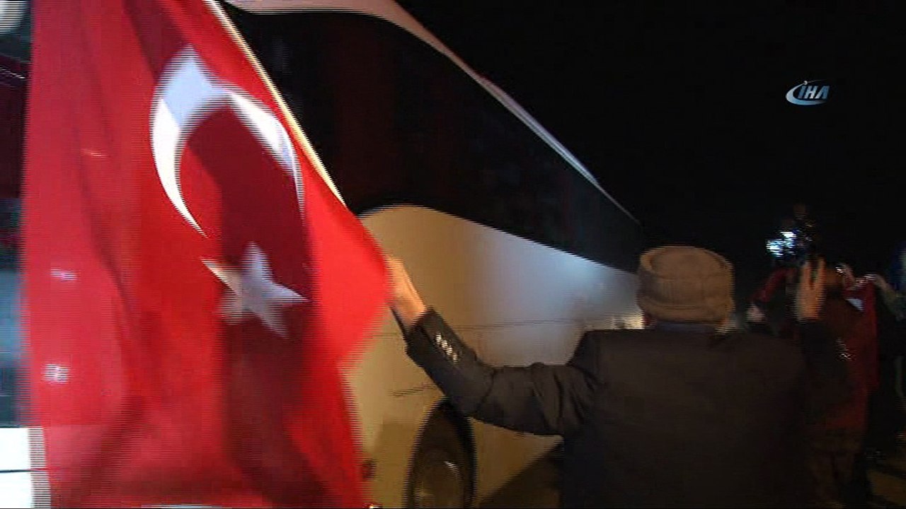 ÖSO askerleri Türk bayraklarıyla sınıra uğurlandı