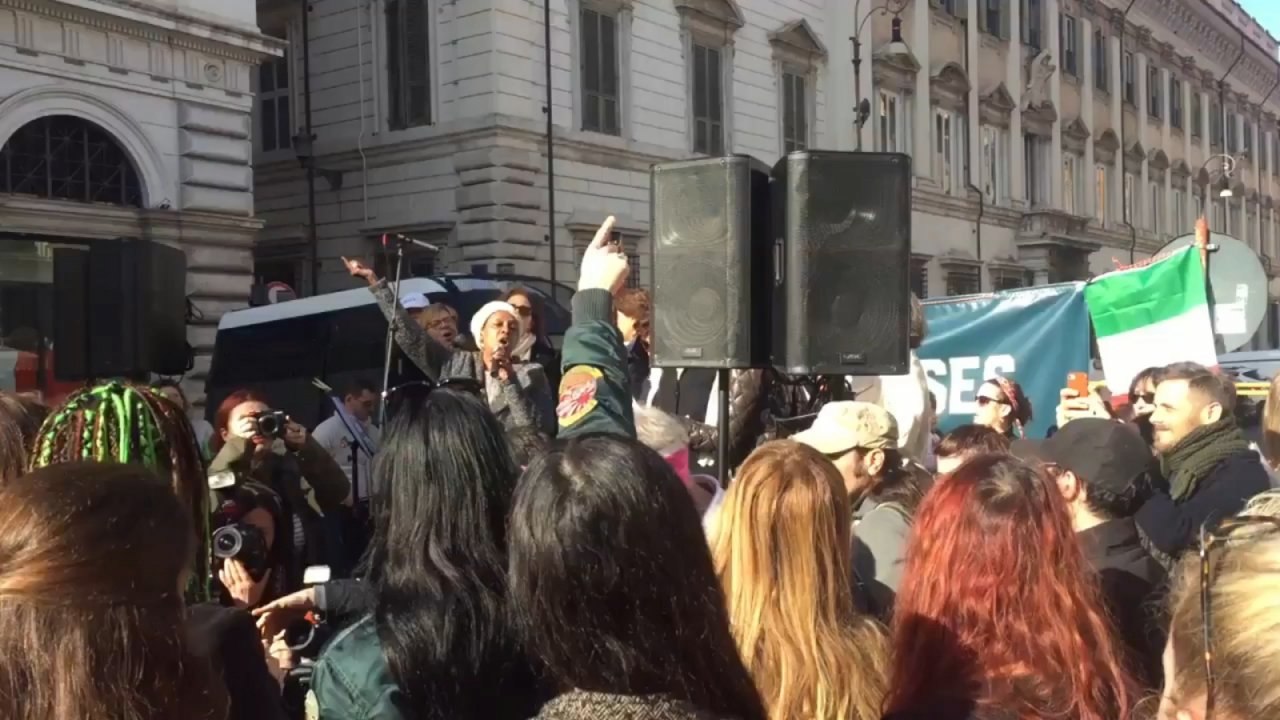 Women's March in Rome sings 'This little light of mine'