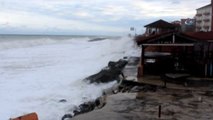 Karadeniz'de Fırtınanın Oluşturduğu Dev Dalgalar İnebolu'yu Vurdu