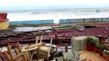 Karadeniz'de fırtınanın oluşturduğu dev dalgalar İnebolu'yu vurdu