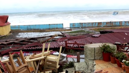 Karadeniz'de fırtınanın oluşturduğu dev dalgalar İnebolu'yu vurdu