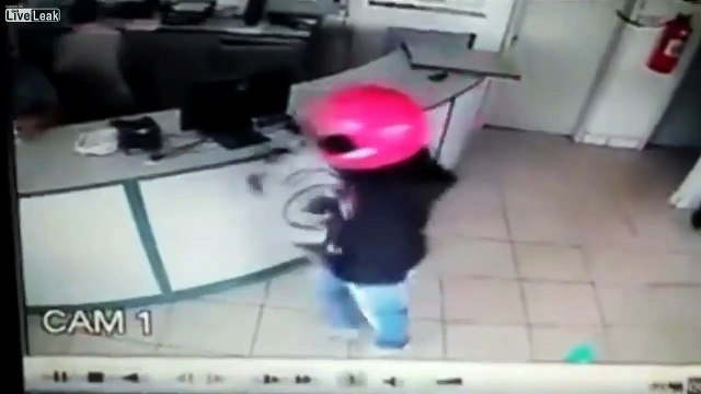 Ce policier de repos stoppe un braqueur en pleine action... Courageux