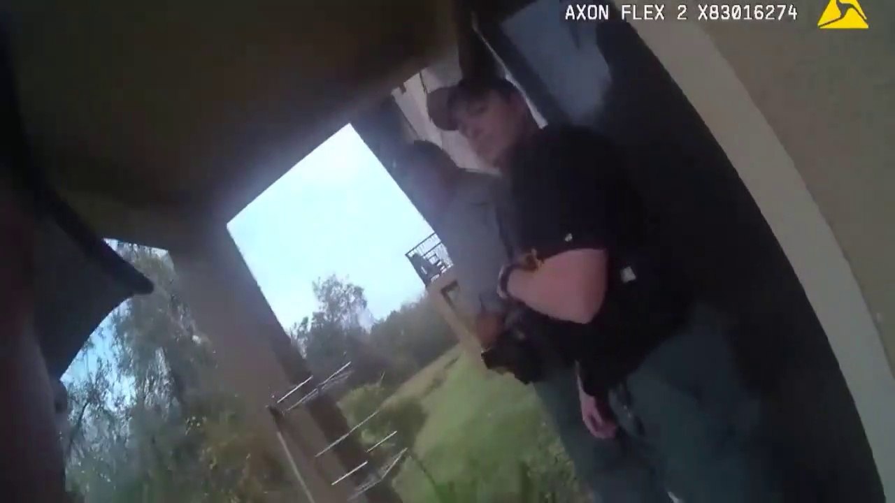 Un suspect essaie d'echapper à la police en sautant par le balcon... Et tombe juste sous le nez des policiers. Raté