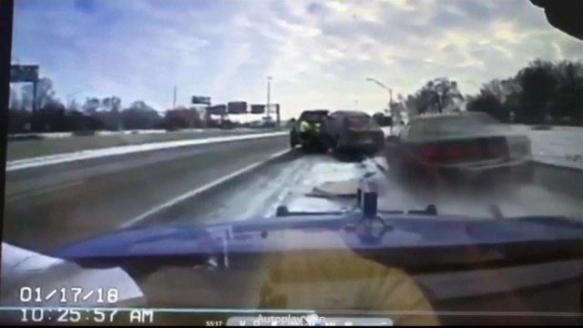 [영상] 아찔한 순간...눈길 조심 운전 하세요 / YTN