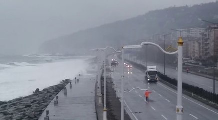 Rize'de dev dalgalar sahil yoluna vurdu