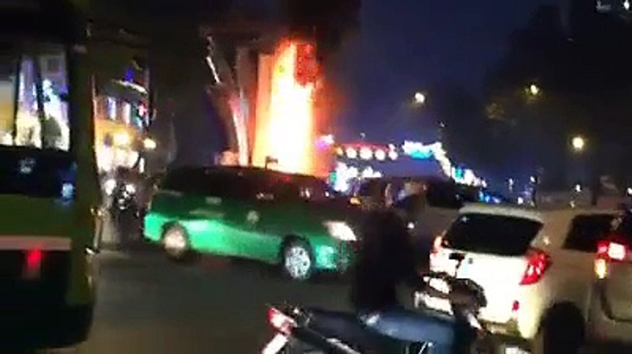 Cháy đèn trang trí Tết Nguyên Đán 2018 ở trung tâm Sài Gòn