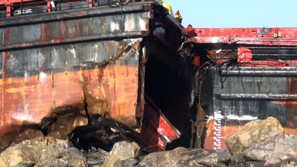 Dev dalgaların ikiye böldüğü gemideki personel böyle kurtarıldı