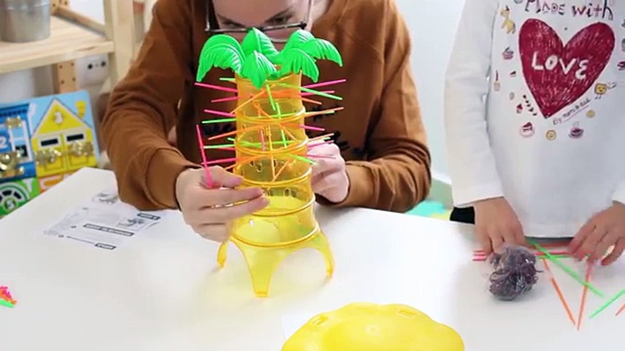 Monos Locos! (Mattel) Tumbling Monkeys Game. Juego de mesa con Andrea. Divertilandia!