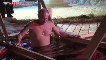 Rusya Devlet Başkanı Putin, Ortodoks Noel'ini buzlu suya girerek kutladı