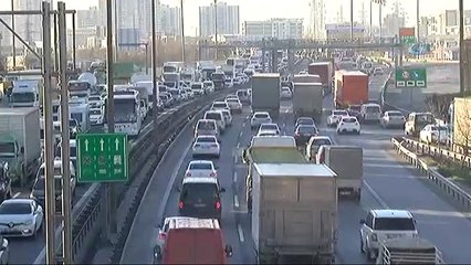 İstanbul'da Cuma Kabusu!  Yarıyıl Tatili Nedeniyle Trafik Durma Noktasına Geldi