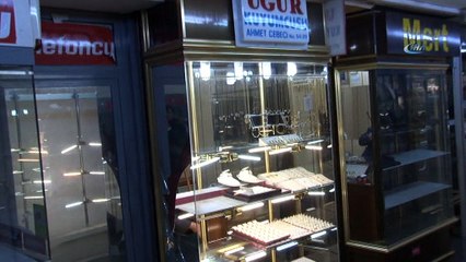 Camı kırıp güpegündüz kuyumcu soydular