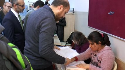 Bilal Erdoğan, görme engelliler okulunda eğitim gören öğrencilere karnelerini dağıttı