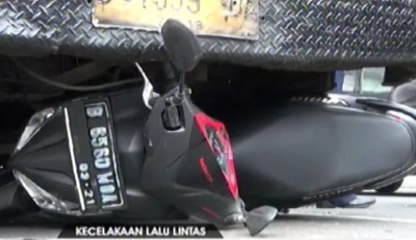 Tabrak Motor, Metromini Dirusak Warga