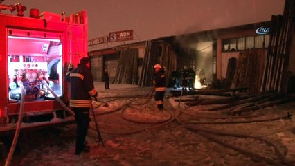 Kereste dükkanındaki yangın korkuttu