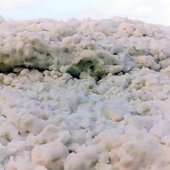 Les images étonnantes de vagues de mousse sur Biarritz