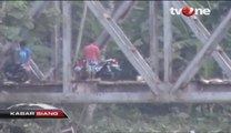 Jembatan Rusak, Warga Gunakan Lintasan Rel Kereta