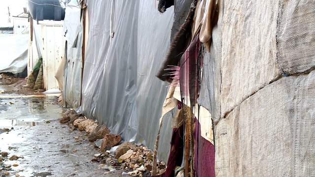 Syrian refugees: Lebanon's camps worsen in the cold