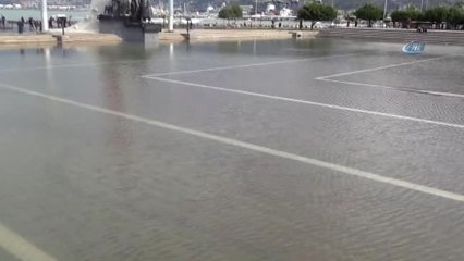 Fırtına Nedeniyle Oluşan Dalgalar Park ve Bahçeleri Sular Altında Bıraktı