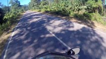 Distraites par des motards qu’elle saluent, elles tombent en scooter, sans casque ni protection