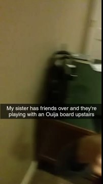 Il coupe le courant pendant que sa sœur et ses copines s’amusent avec une planche Ouija