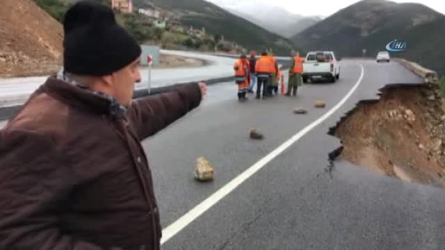 Aşırı Yağış Karayolunu Çökertti