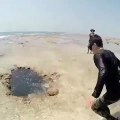 Ce plongeur disparait dans un trou sur la plage... et ressort plus loin