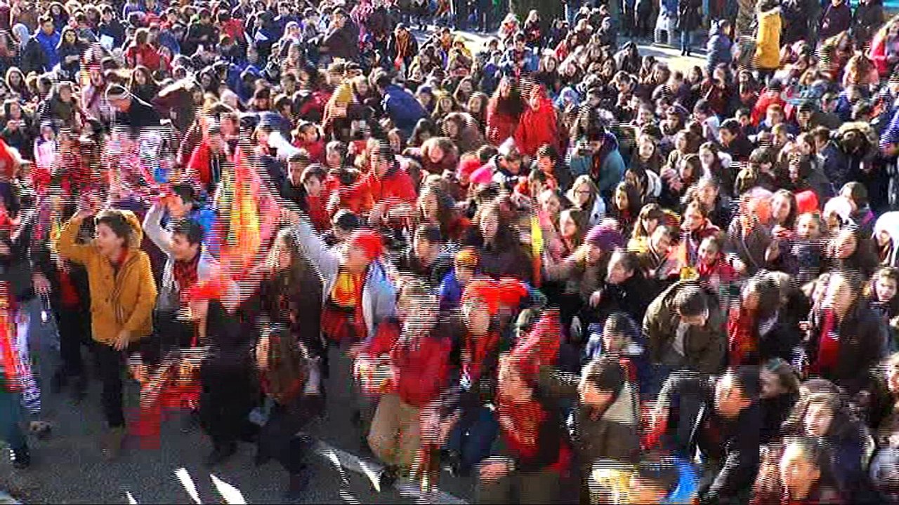 Bando Es-Es ve tribün grubu Nefer'den çocuklara karne hediyesi