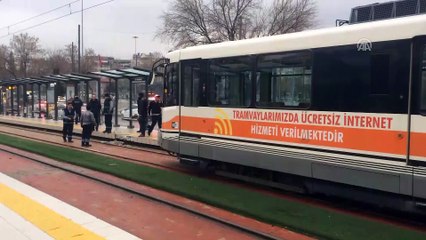 Download Video: Tramvayın çarptığı polis memuru yaralandı - GAZİANTEP