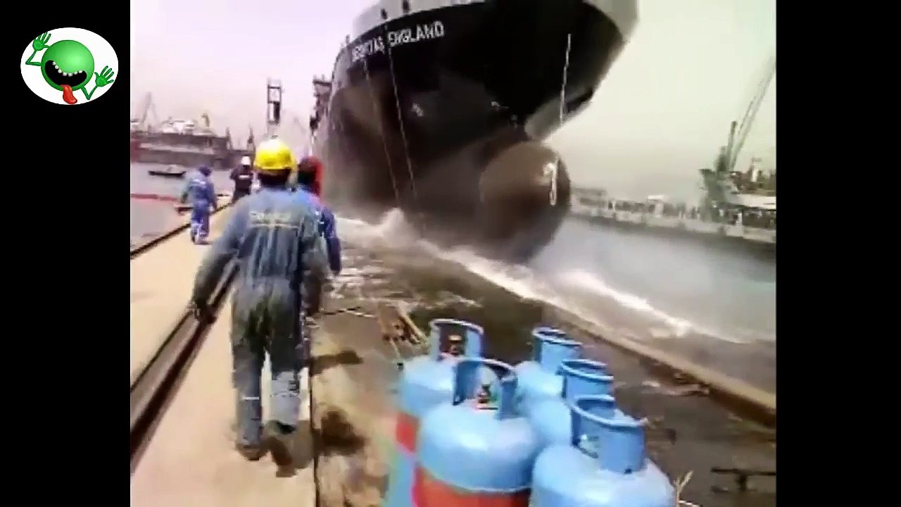 Dev gemilerin suya ilk iniş anı !!!