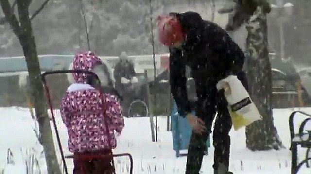 Зима, люди и голуби в городе Орле