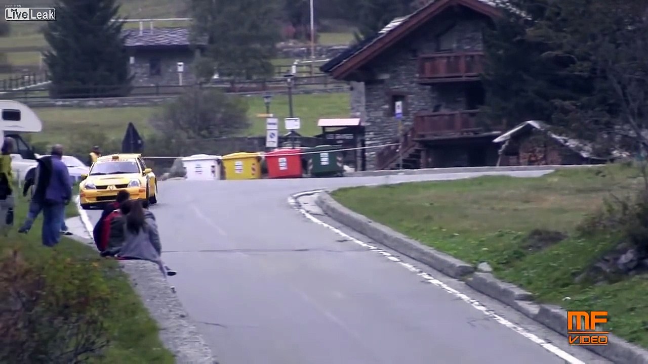 Crash Rally : Race Car Crashes Into Crowd