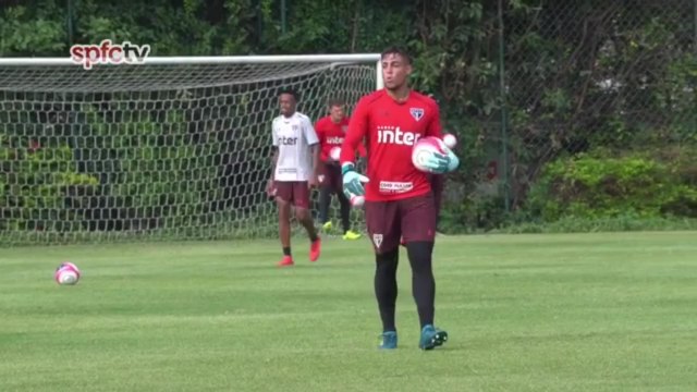 Goleiro Jean marca belo gol de falta em treino do São Paulo