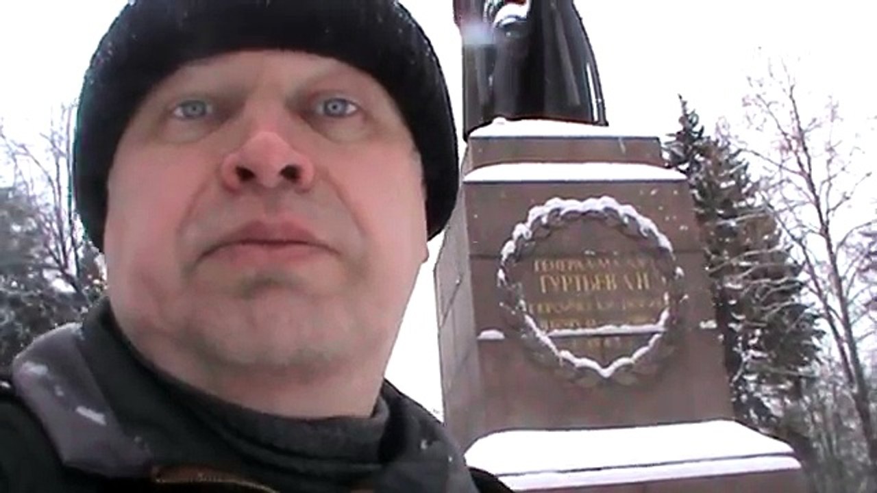 Я у памятника, меня узнали
