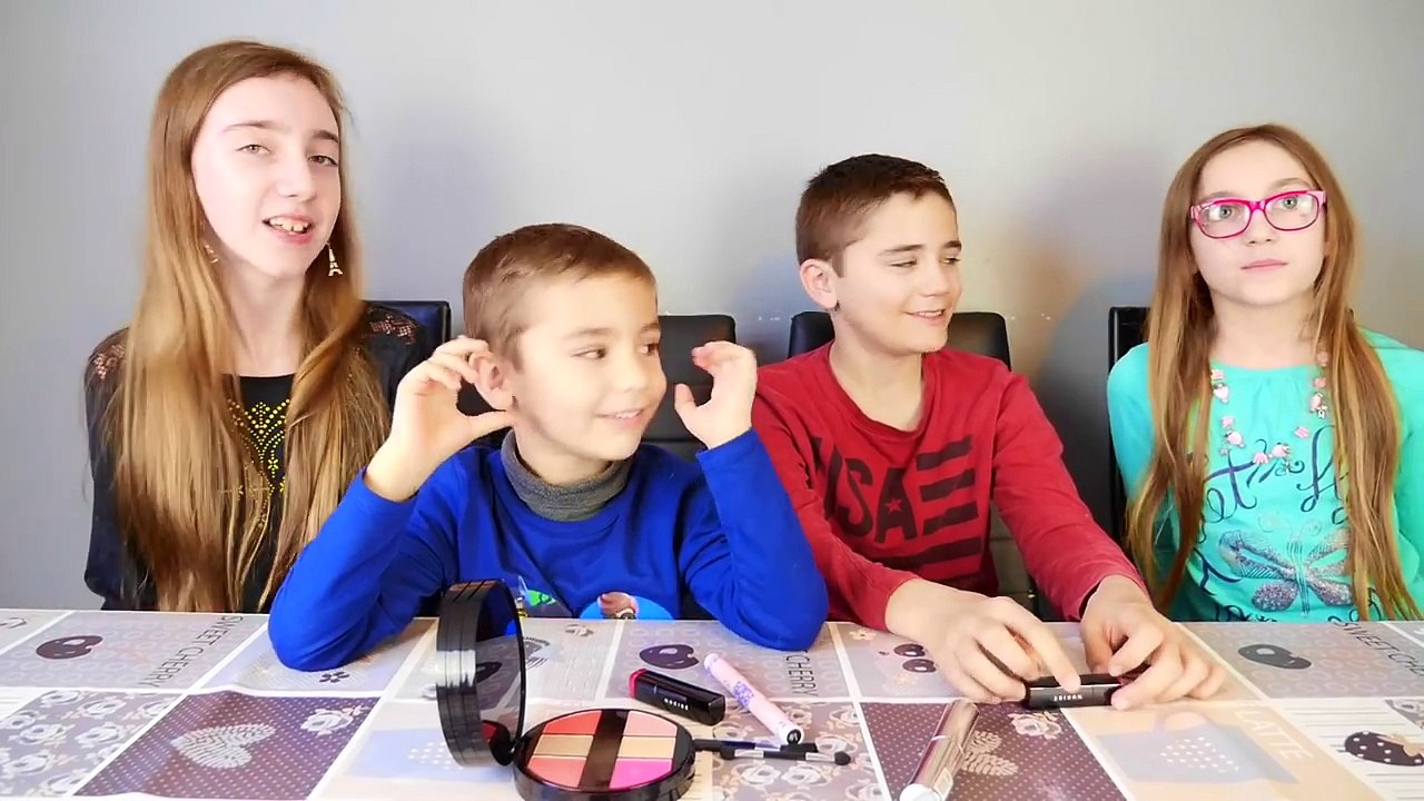 MAKEUP CHALLENGE Garçons VS Filles - Swan & Néo maquillent les filles.