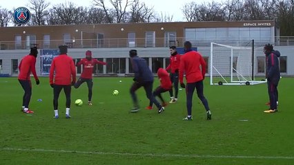 Video Bola : Dua Pemain PSG Sekaligus Jadi Korban Nutmeg Neymar