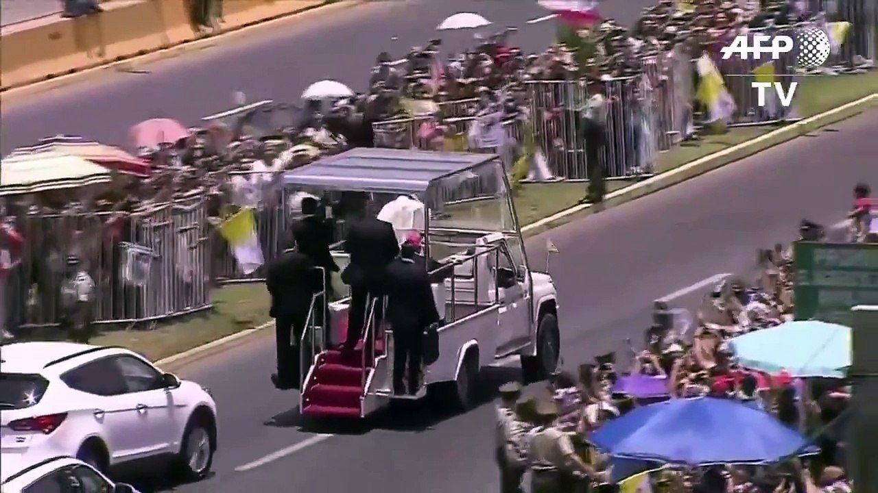 Papa manda parar "papamobile" para ajudar polícia que caiu de cavalo