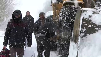 Köy yolunda mahsur kalan öğrenciler kurtarıldı - HAKKARİ