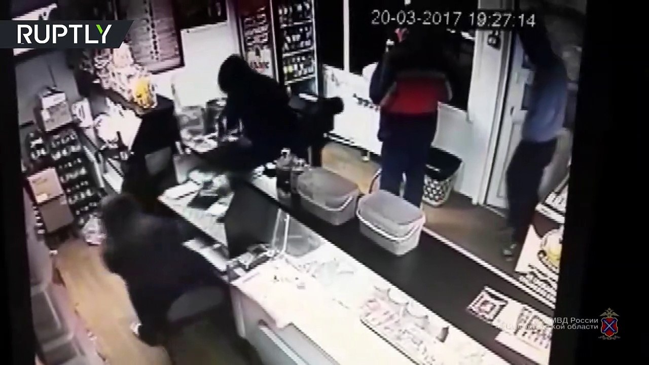 Il dégage 2 braqueurs tout en buvant une bière tranquillement!