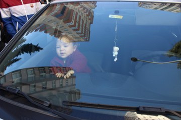 Kuaföre Giden Annesi Tarafından Otomobilde Bırakılan Çocuk, Boğulmaktan Son Anda Kurtuldu