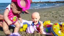 ¡ACCIDENTE EN LA PLAYA! Muñeca bebé Lucía se quema con el sol Vídeos de muñecas y bebés de juguete