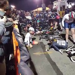 Super caida de ciclistas