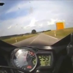 Un motard passe à 299 km/h devant une voiture de police.