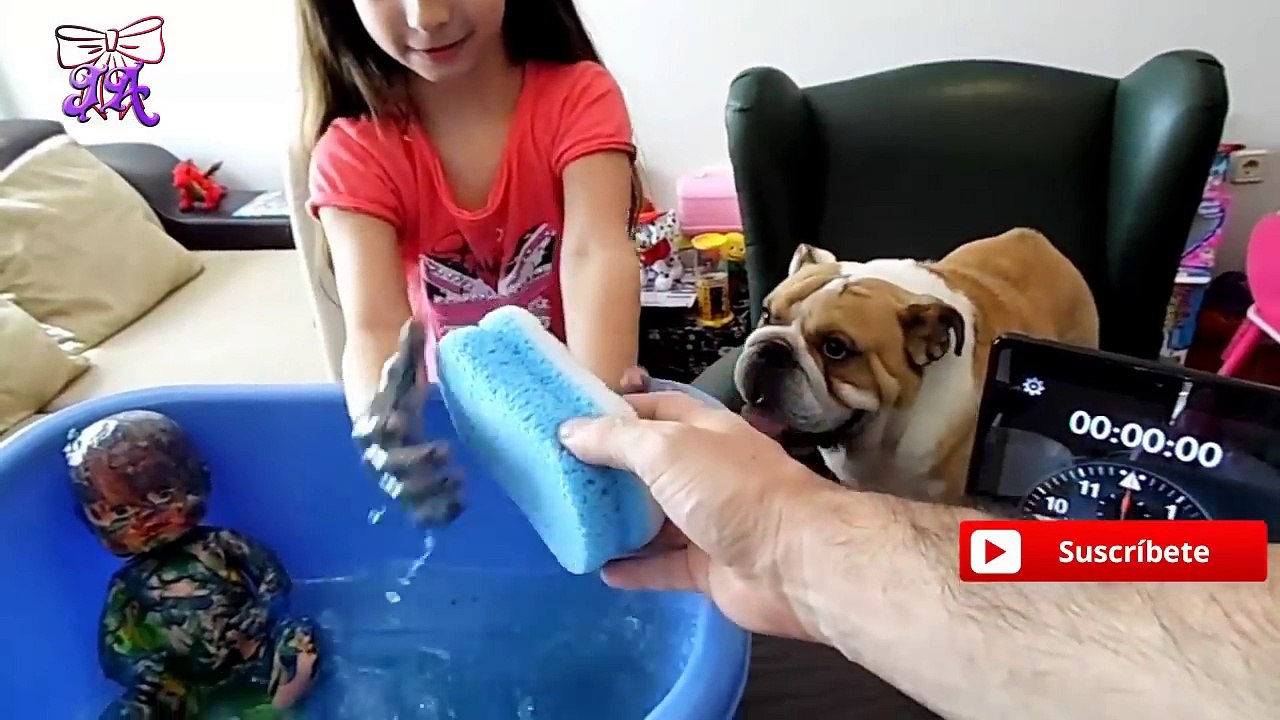 Bañando al bebé Nenuco. Reto Juega Ainhoa Vs Sorpresas Divertidas