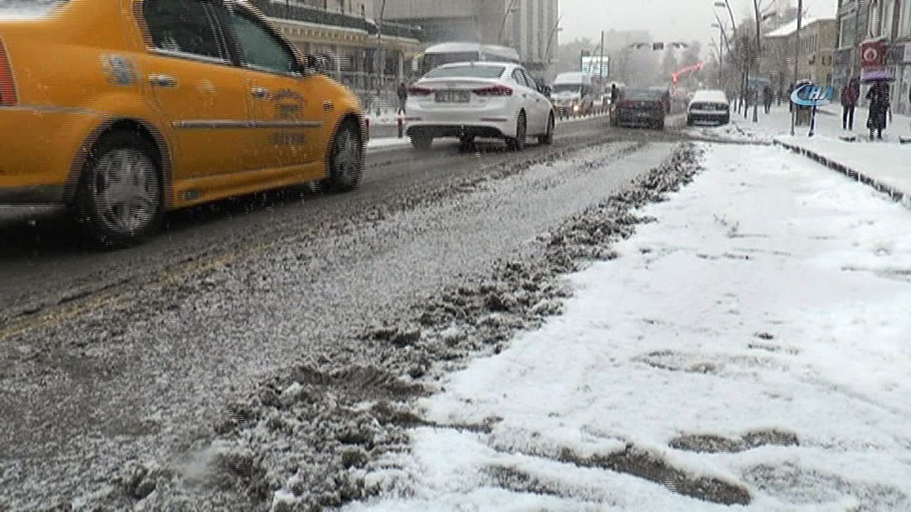 Çığ gelen Erzurum-Bingöl Karayolu ulaşıma açıldı