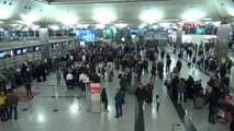 Atatürk Havalimanı'ndaki Yoğunluk Akşam Saatlerinde de Sürdü