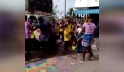 Kamyonet eğlenen kalabalığın arasına daldı