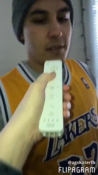 Elle fait croire à ses potes que sa manette Wii est une cigarette électronique